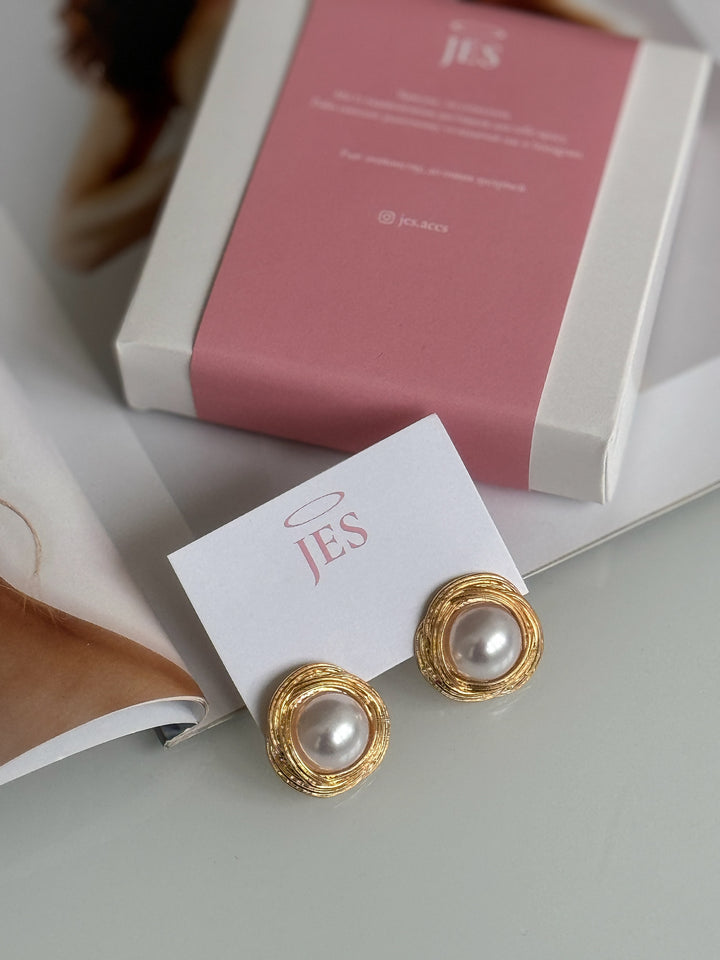 Сережки «Вінтаж» з перлиною в золотому обрамленні