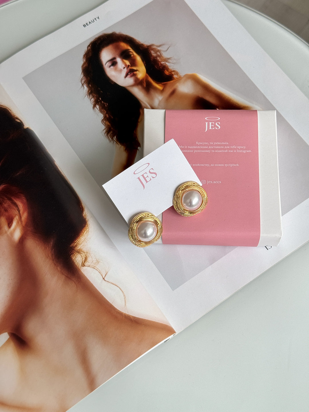 Сережки «Вінтаж» з перлиною в золотому обрамленні