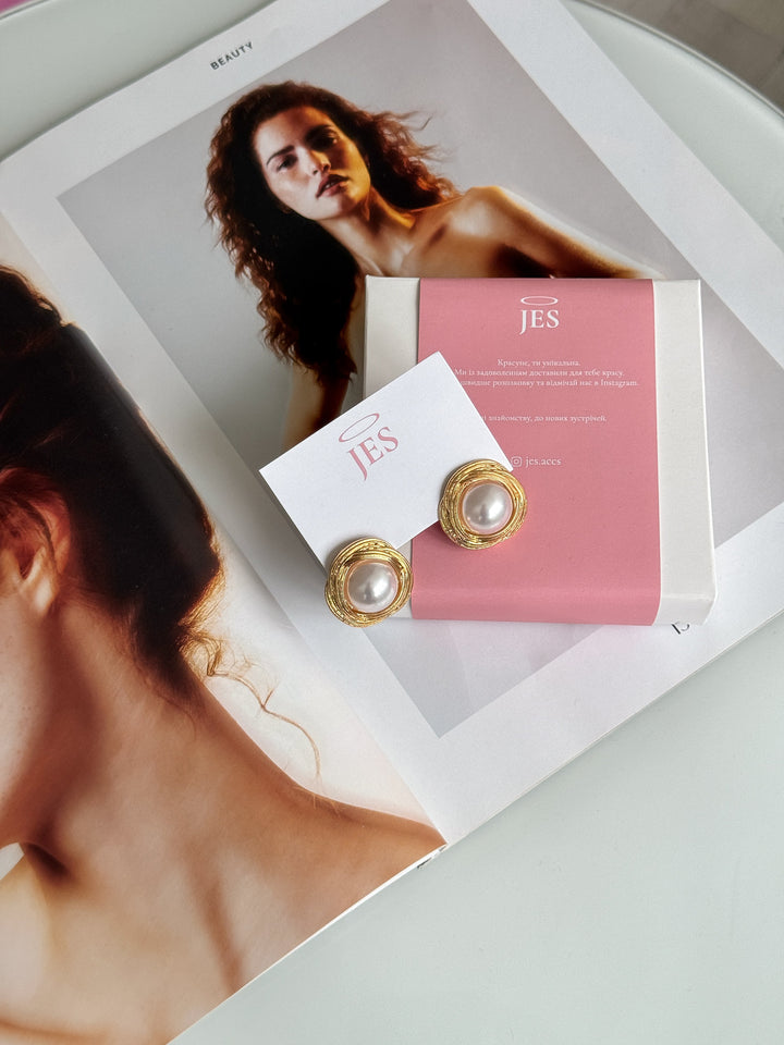 Сережки «Вінтаж» з перлиною в золотому обрамленні