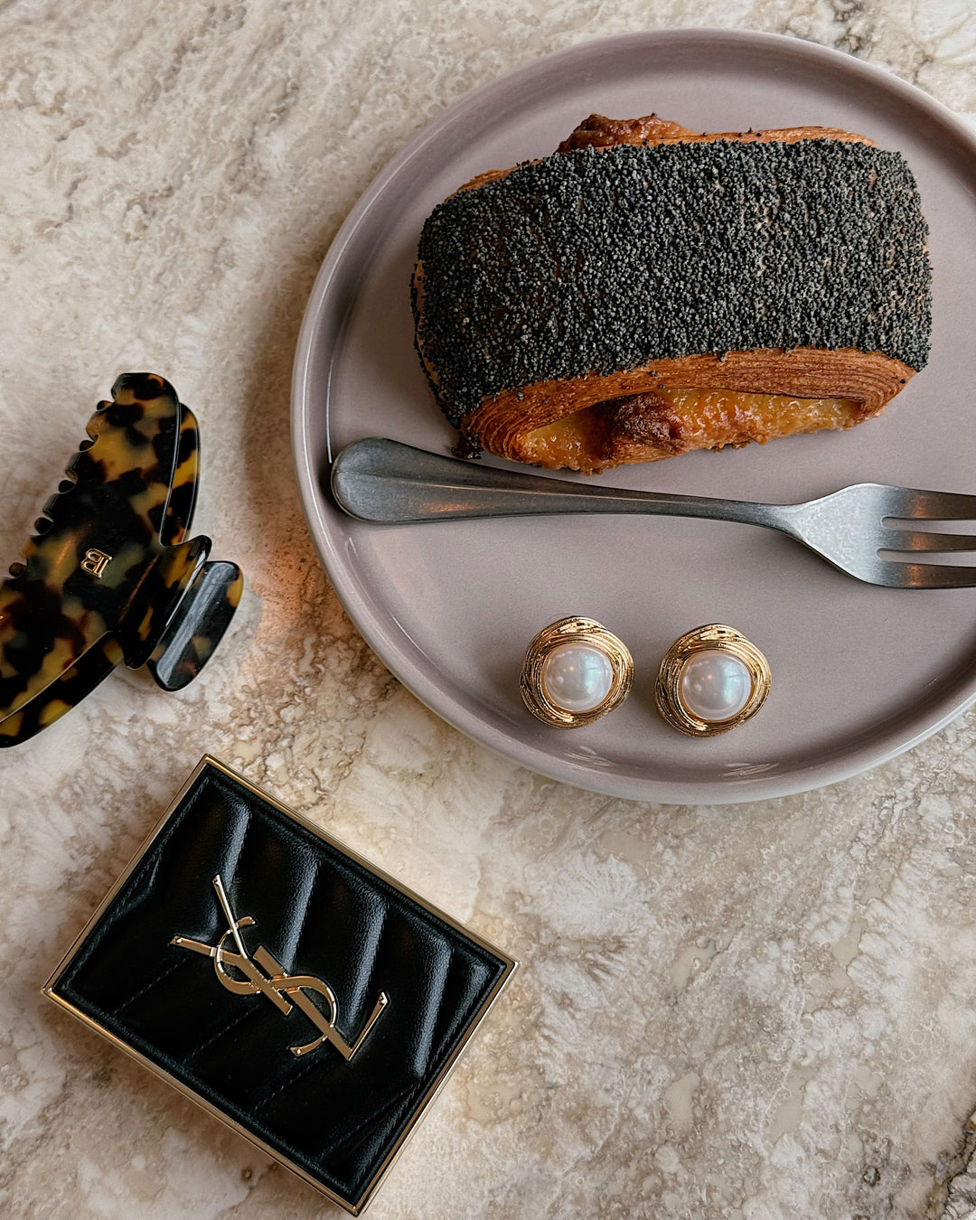 Сережки «Вінтаж» з перлиною в золотому обрамленні