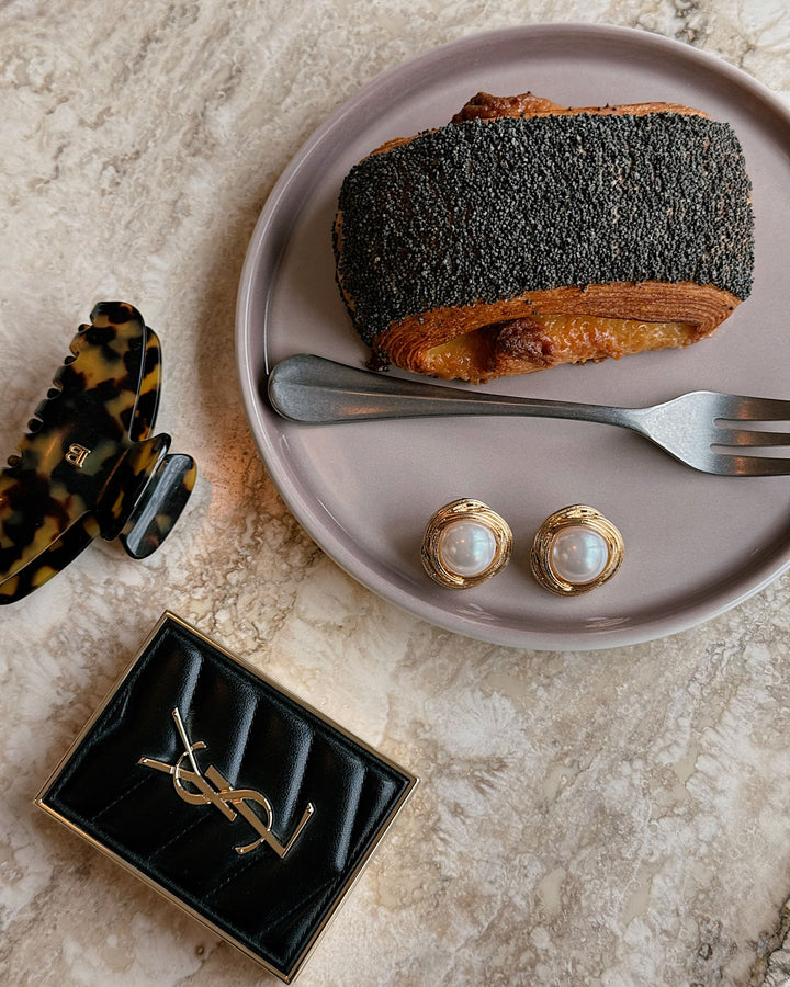 Сережки «Вінтаж» з перлиною в золотому обрамленні