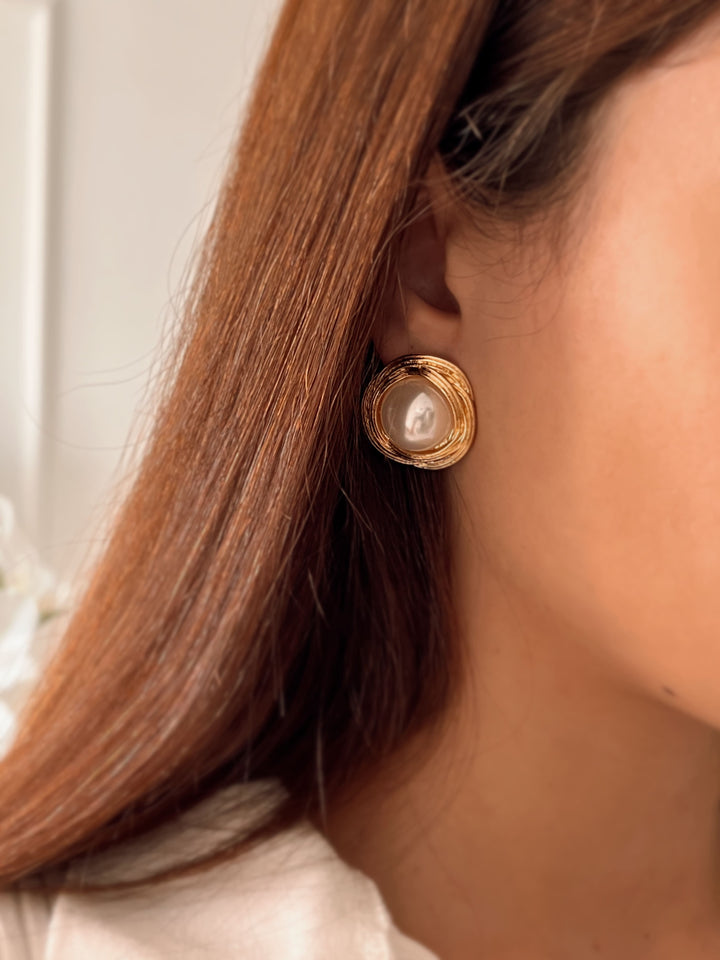 Сережки «Вінтаж» з перлиною в золотому обрамленні