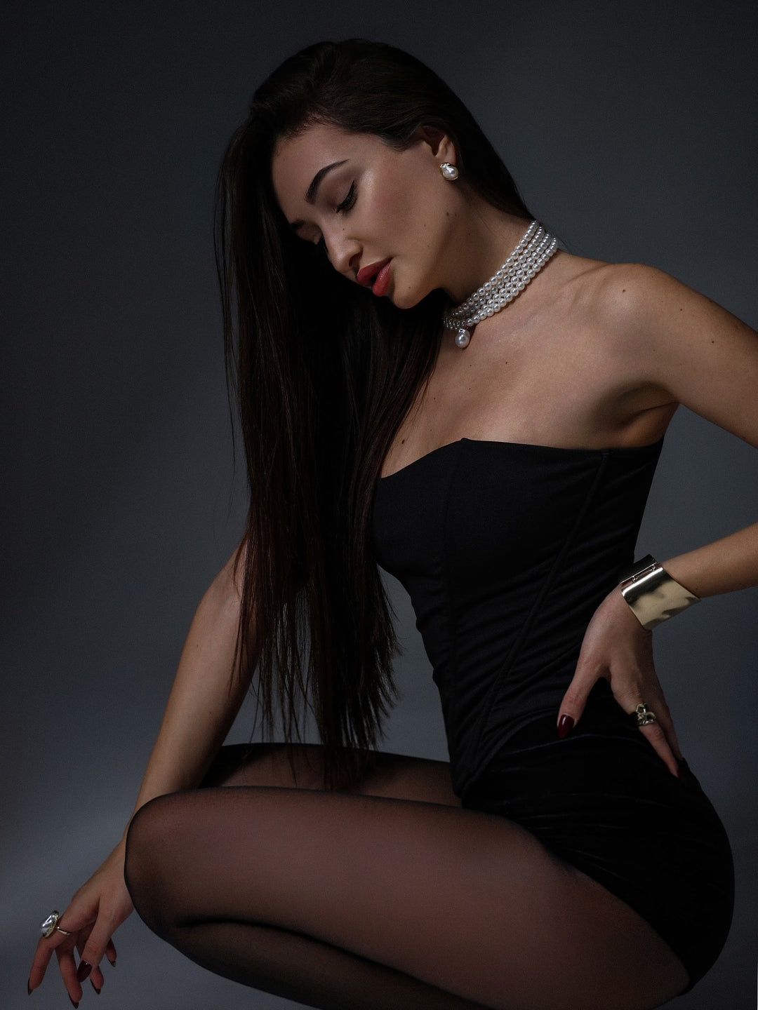 Сережки «Хвиля» з перлинами в золотій асиметричній оправі