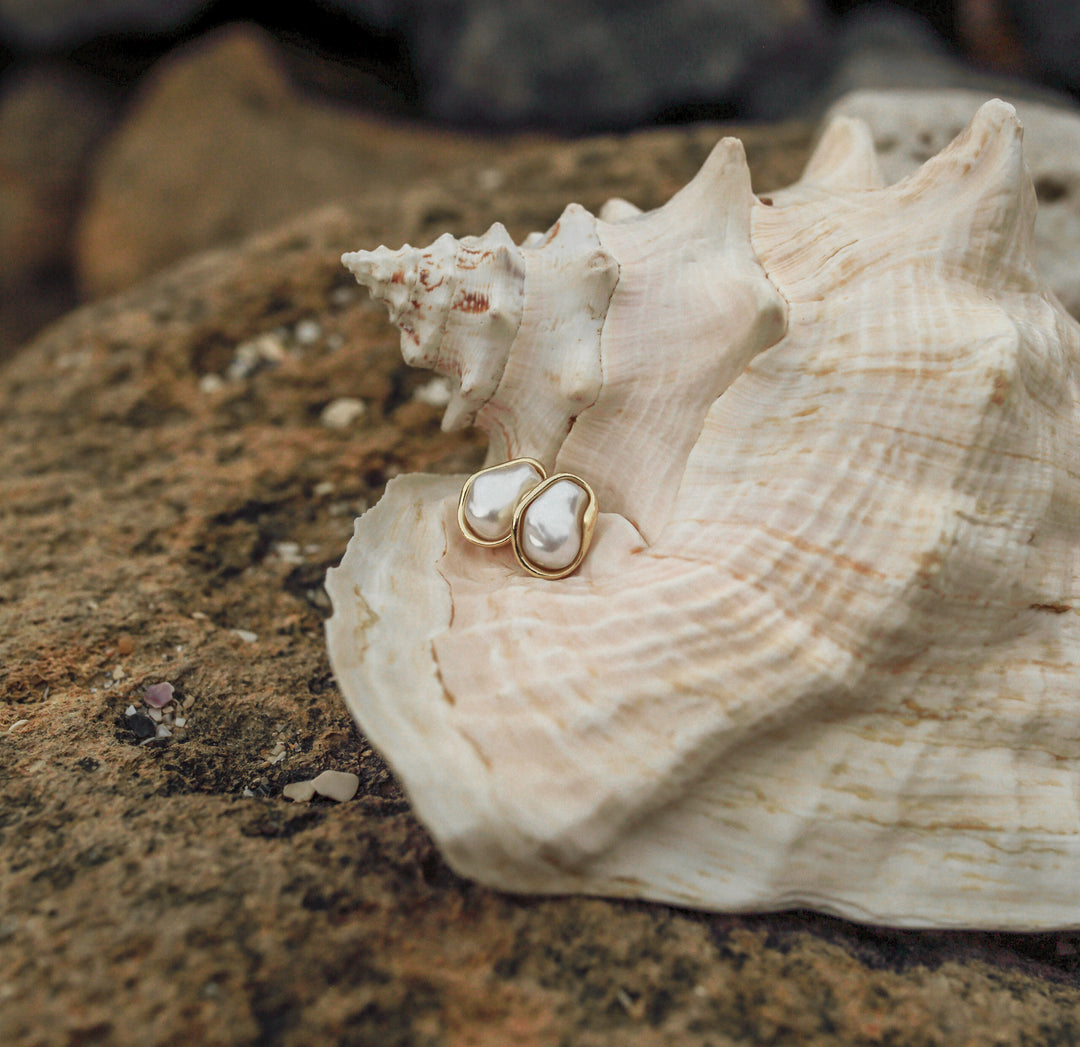 Сережки «Хвиля» з перлинами в золотій асиметричній оправі