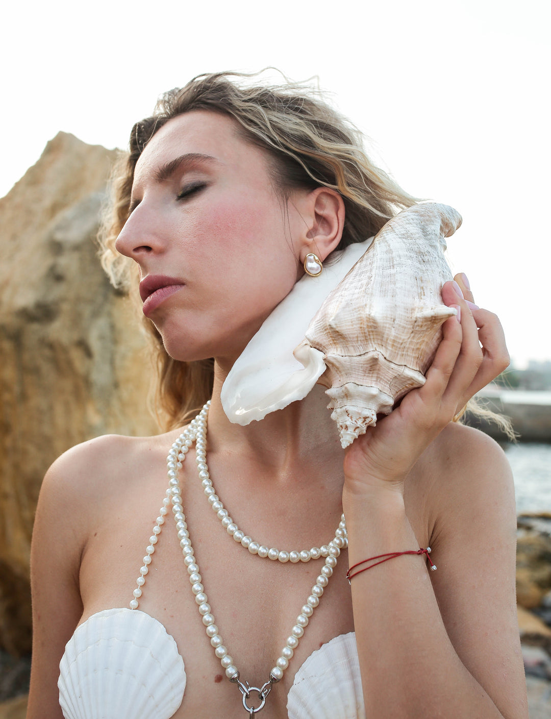 Сережки «Хвиля» з перлинами в золотій асиметричній оправі