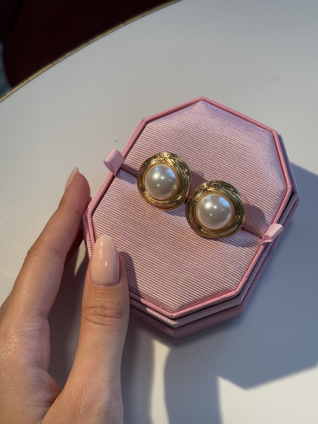 Сережки «Вінтаж» з перлиною в золотому обрамленні