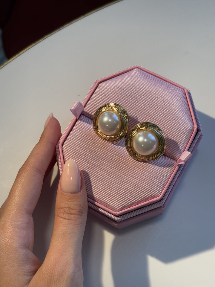 Сережки «Вінтаж» з перлиною в золотому обрамленні