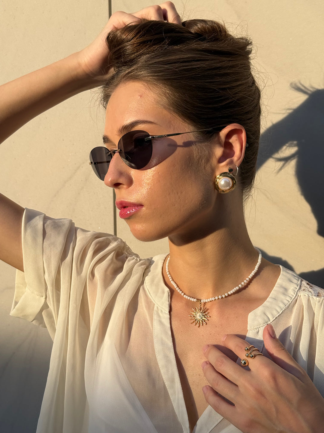 Сережки «Вінтаж» з перлиною в золотому обрамленні