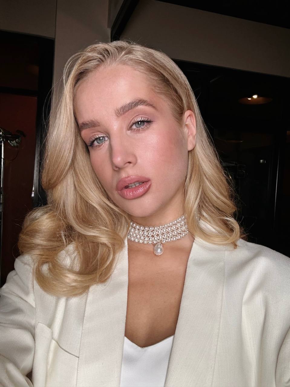 Намисто «Нуар» з скляними перлинами у чотири ряди з підвіскою