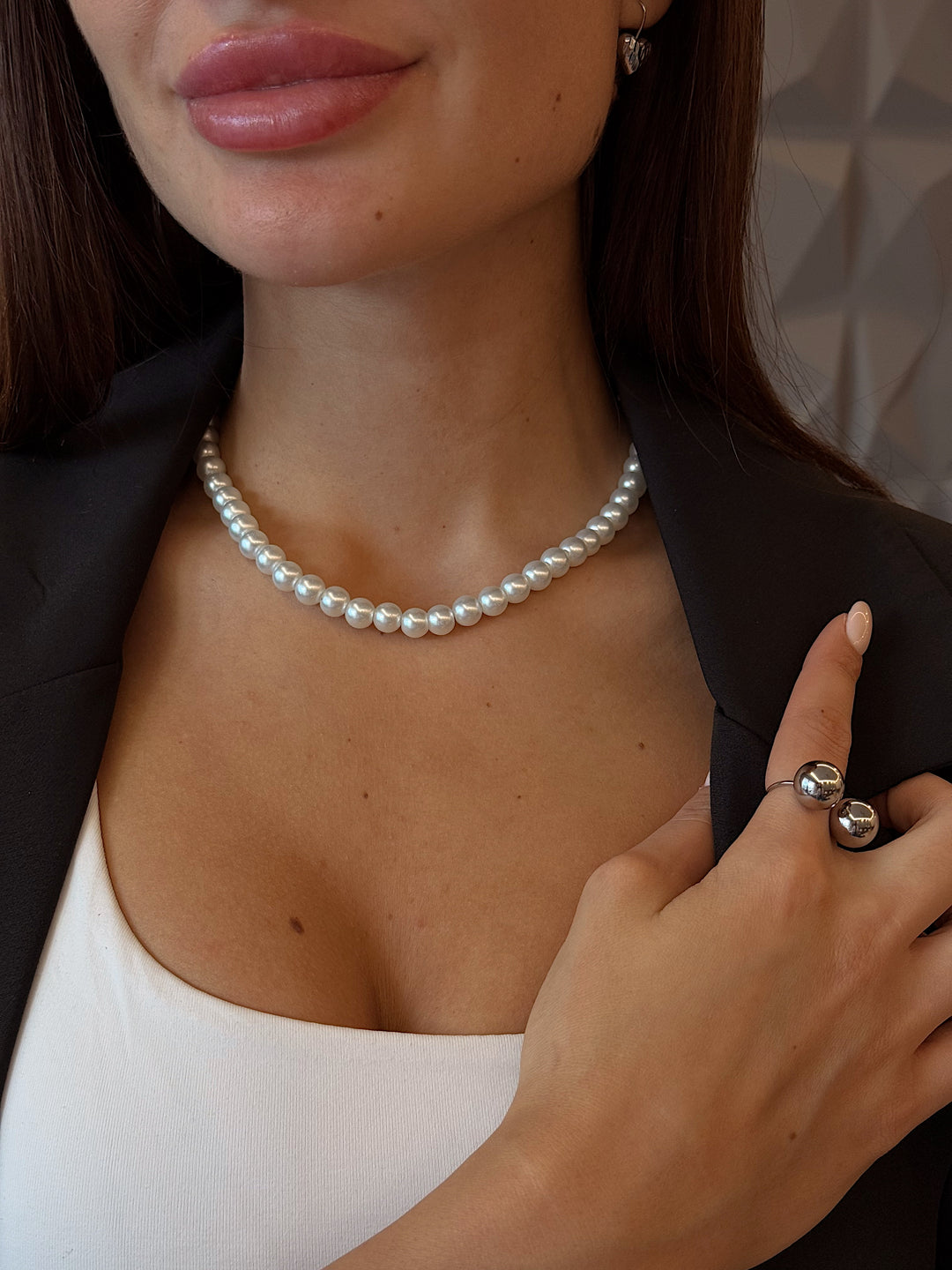 Намисто «Люстрія» з білих штучних перлів з золотою фурнітурою та перлиною