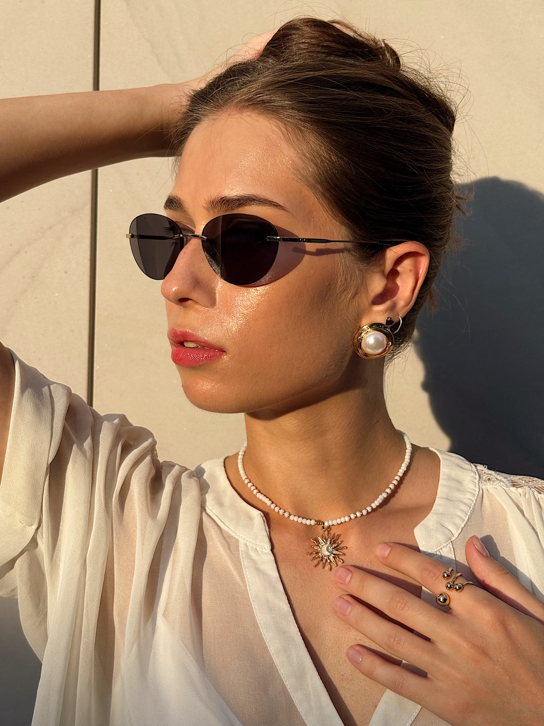 Сережки «Вінтаж» з перлиною в золотому обрамленні