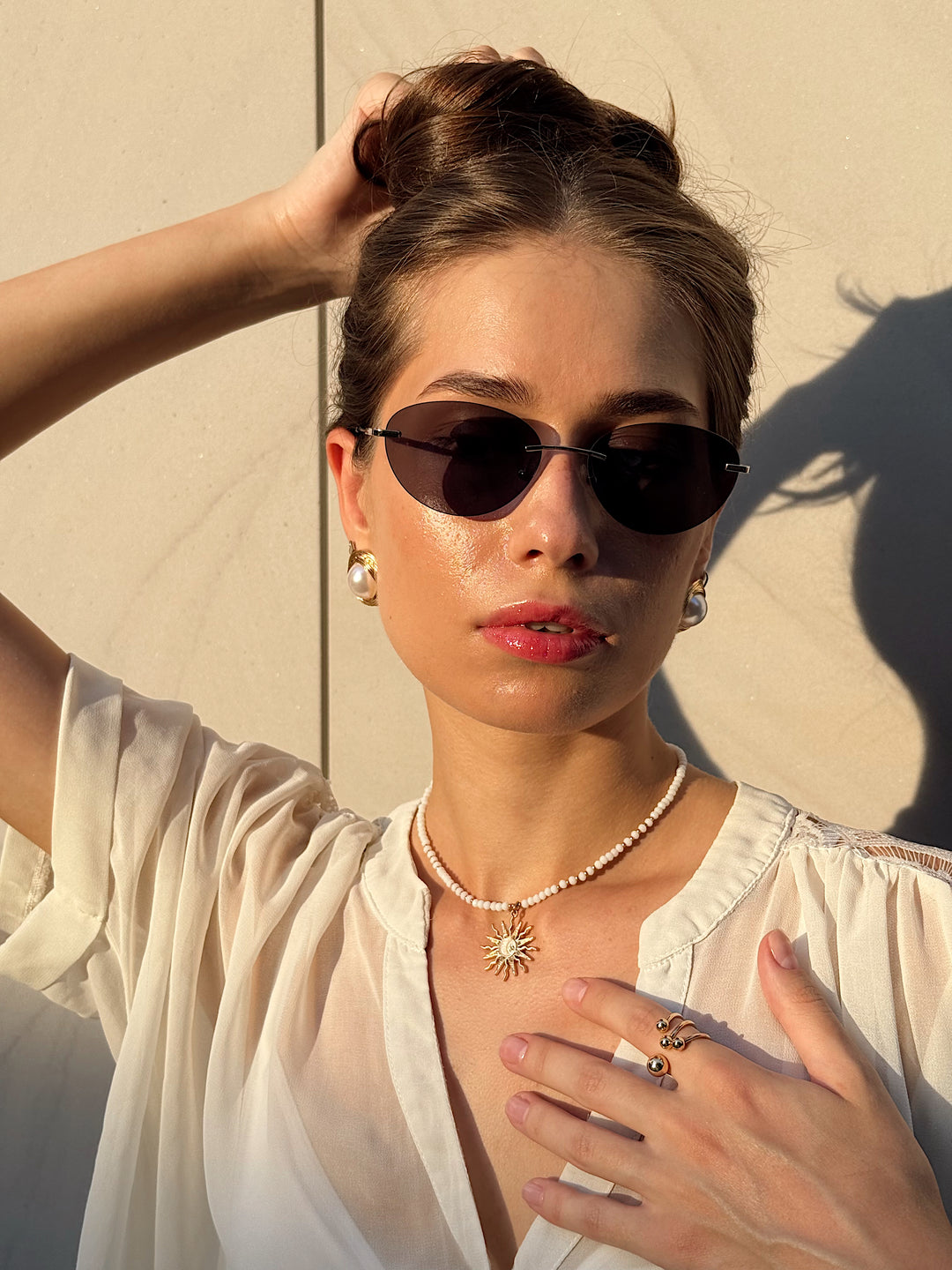 Сережки «Вінтаж» з перлиною в золотому обрамленні