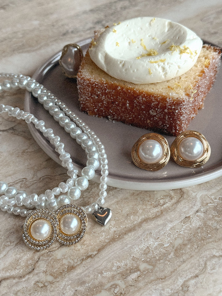 Сережки «Вінтаж» з перлиною в золотому обрамленні