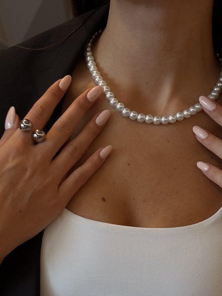 Намисто «Люстрія» з білих штучних перлів з золотою фурнітурою та перлиною